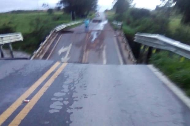 Ponte no KM 297 da BR-265, que liga as cidades de Lavras e São João del-Rei, no Campo das Vertentes, cedeu no dia 11 de março