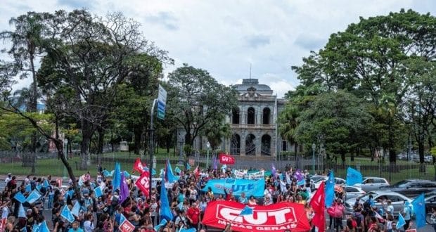 Professores protestaram durante toda manhã para chamar atenção de Pimentel