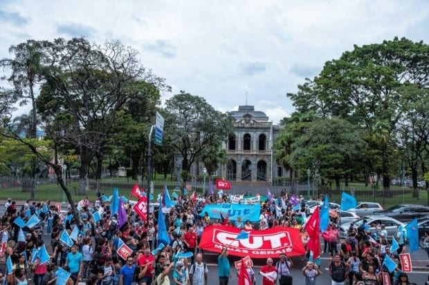 Professores protestaram durante toda manhã para chamar atenção de Pimentel