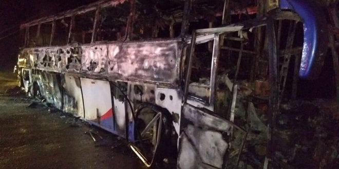 Montes Claros - Ônibus de turismo pega fogo em Montes Claros
