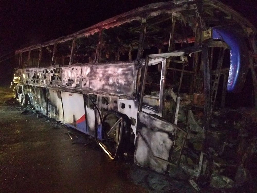 Montes Claros - Ônibus de turismo pega fogo em Montes Claros
