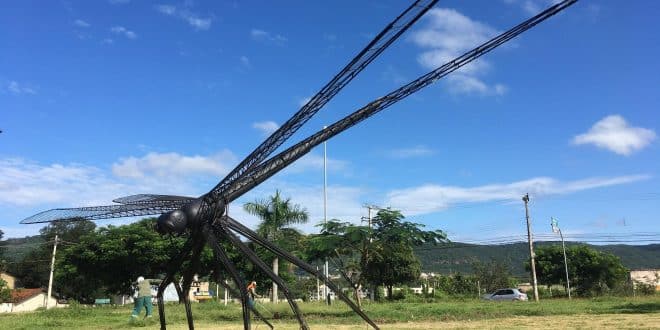 A praça Doutor Pedro Santos, na Morada do Sol em Montes Claros, ganhou uma escultura gigante de uma libélula, feita de sucatas.