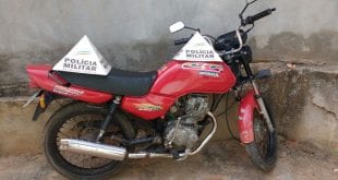 Motocicleta usada durante o assalto foi apreendida (Foto: Polícia Militar/Divulgação)