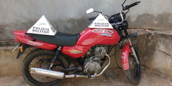Motocicleta usada durante o assalto foi apreendida (Foto: Polícia Militar/Divulgação)