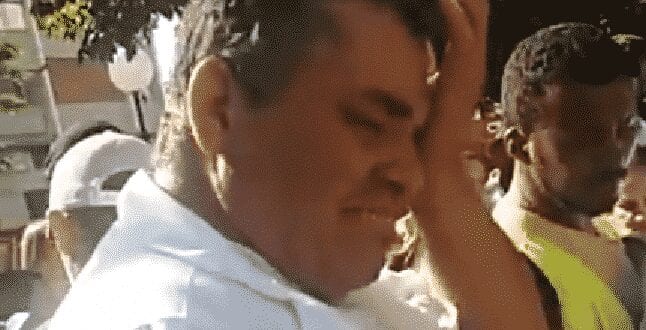 Leonardo Ferreira Soares, de 42 anos, vendia salgados e sucos na praça Doutor Carlos, no centro da cidade, quando a fiscalização tentou apreender os produtos que ele comercializava.