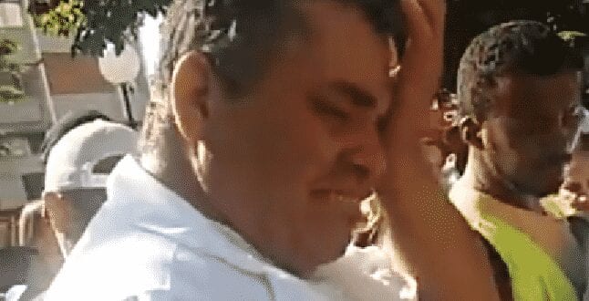 Leonardo Ferreira Soares, de 42 anos, vendia salgados e sucos na praça Doutor Carlos, no centro da cidade, quando a fiscalização tentou apreender os produtos que ele comercializava. 