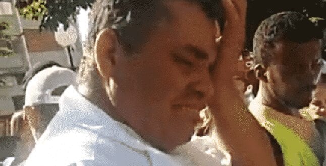 Leonardo Ferreira Soares, de 42 anos, vendia salgados e sucos na praça Doutor Carlos, no centro da cidade, quando a fiscalização tentou apreender os produtos que ele comercializava. 