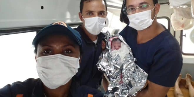 Mulher dá a luz em ambulância no Norte de Minas