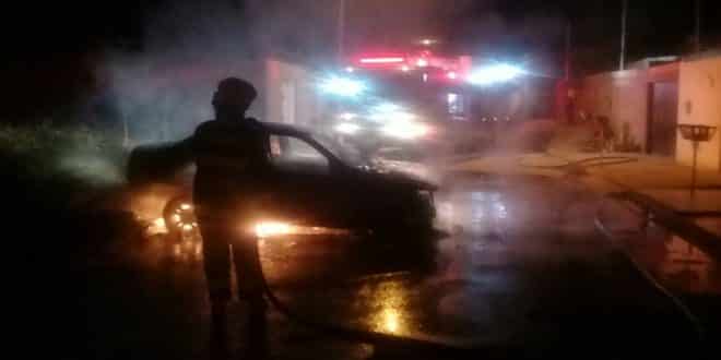 De acordo com as informações do Corpo de Bombeiros de Montes Claros, o veículo encontrava-se totalmente em chamas. - Foto: CBMMG