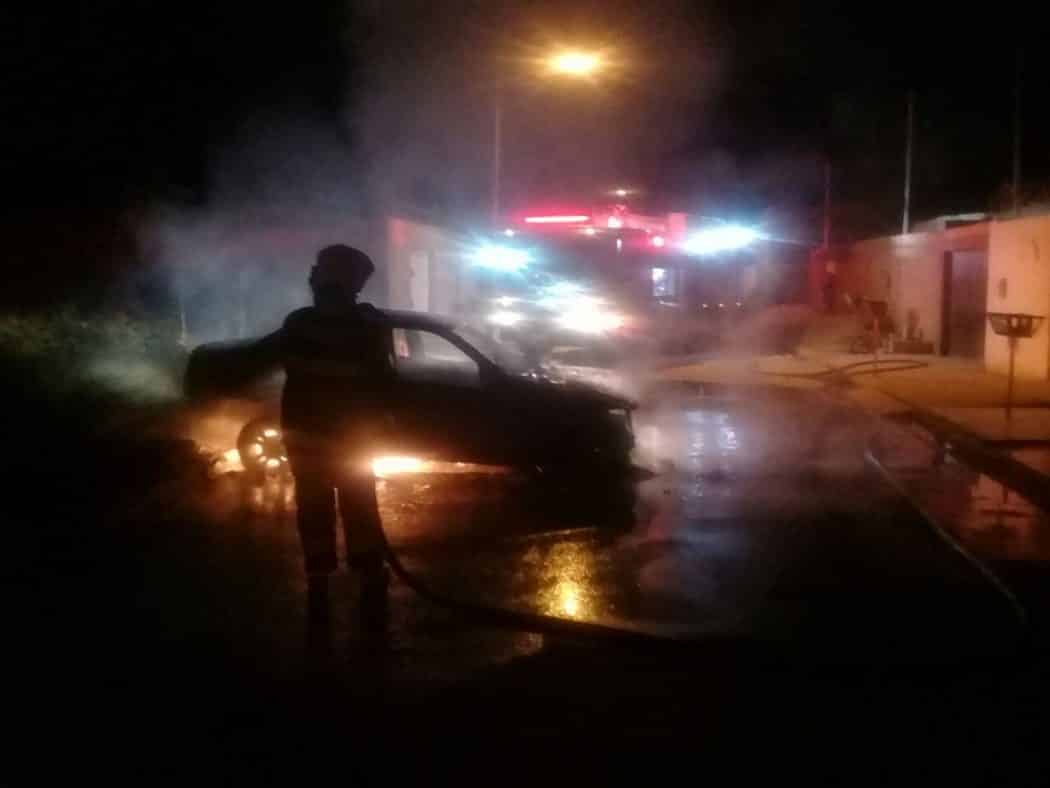 De acordo com as informações do Corpo de Bombeiros de Montes Claros, o veículo encontrava-se totalmente em chamas. - Foto: CBMMG