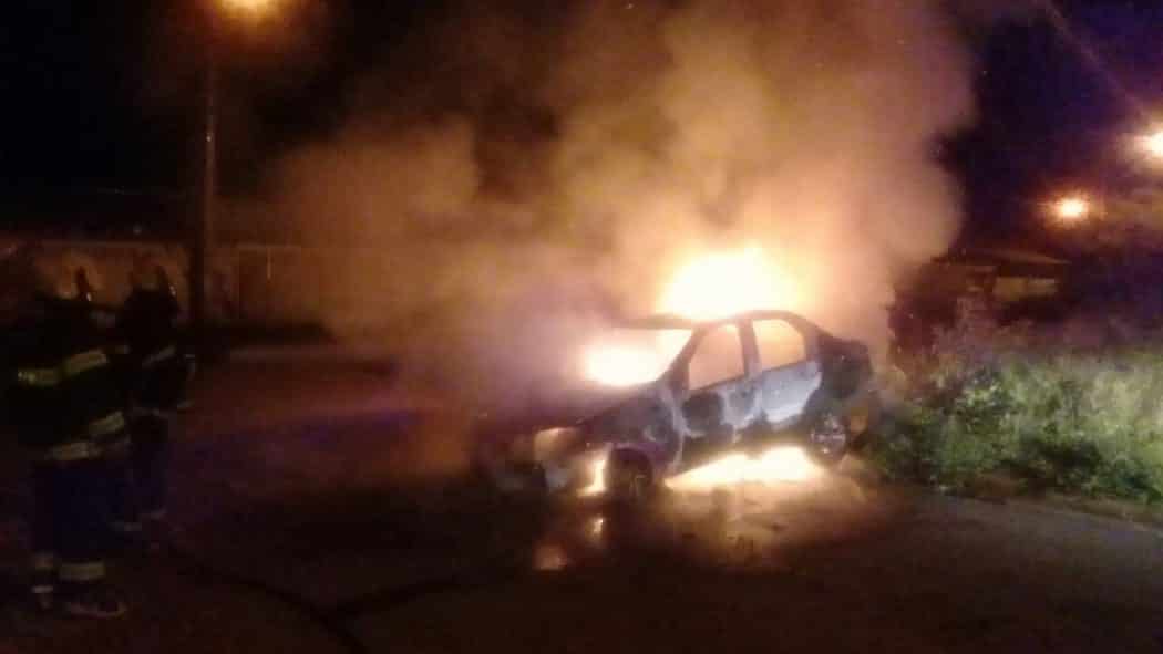 De acordo com as informações do Corpo de Bombeiros de Montes Claros, o veículo encontrava-se totalmente em chamas. - Foto: CBMMG