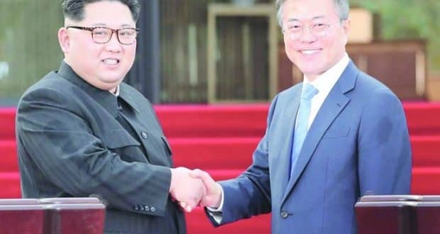 Clima amistoso entre Kim e Moon na assinatura do acordo que prevê a eliminação das armas nucleares