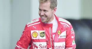Vettel festeja vitória no sufoco
