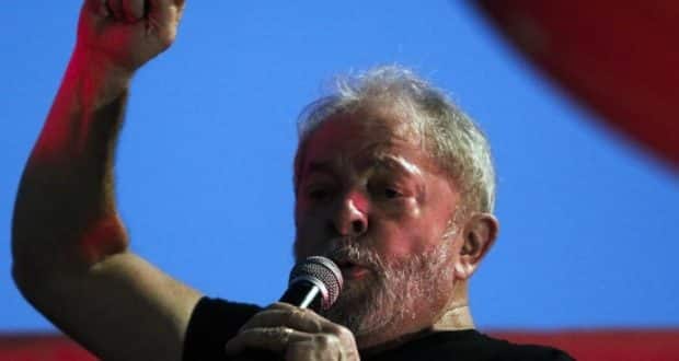 O ex-presidente Lula foi condenado a 12 anos e um mês de prisão por corrupção passiva e lavagem de dinheiro