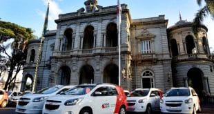 Durante solenidade no Palácio da Liberdade, em Belo Horizonte, foram entregues 31 ambulâncias, 21 minivans e 46 carros convencionais