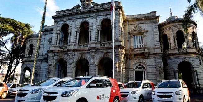 Durante solenidade no Palácio da Liberdade, em Belo Horizonte, foram entregues 31 ambulâncias, 21 minivans e 46 carros convencionais