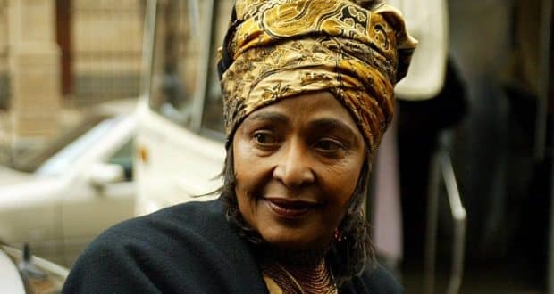 África do Sul: morre Winnie Mandela, ex-esposa de Nelson Mandela