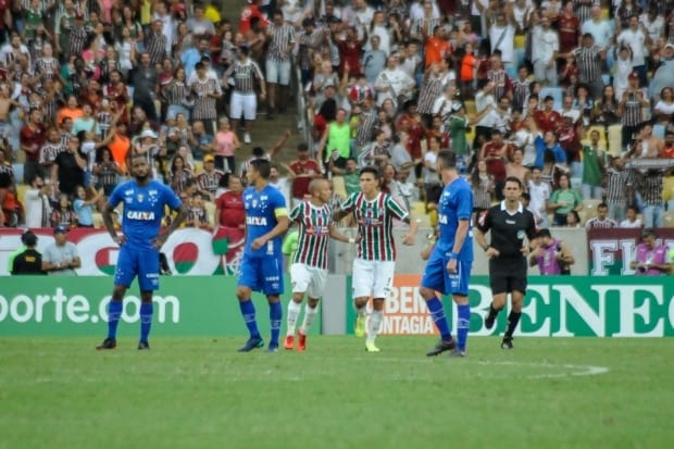 Mesmo com um jogador a mais, Cruzeiro não consegue evitar gol de Fluminense e perde no Rio
