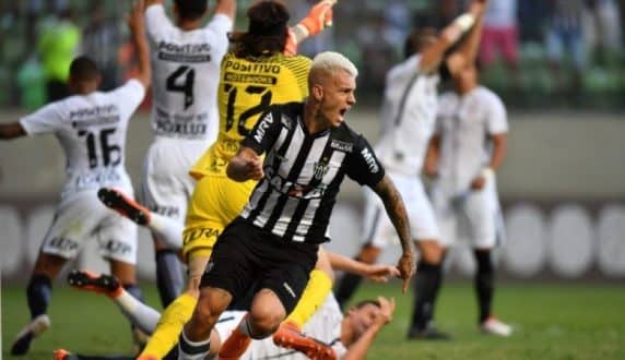 Patric evitou a saída da bola e cruzou para Roger Guedes marcar