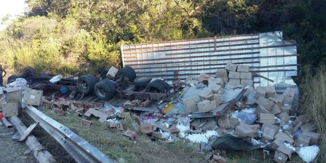 Homem morre após caminhão capotar no Norte de Minas