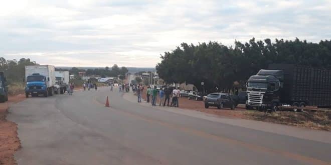 Em Coração de Jesus, população se reuniu às margens da LMG-251; moradores de Janaúba fizeram passeata.
