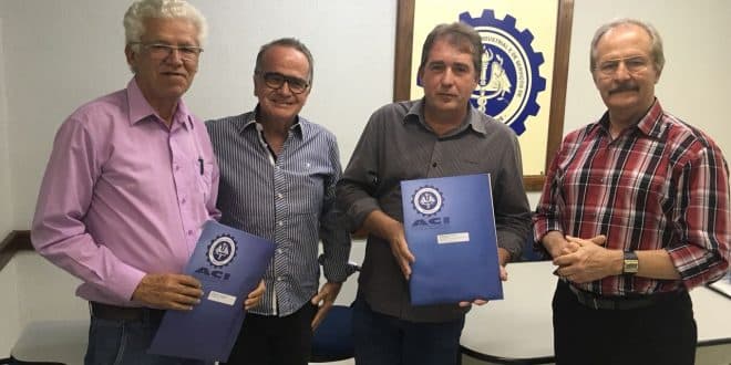 Davidson Dantas Alexandre Pires Emílio César e Newton Figueiredo entregam o convite para a Fenics
