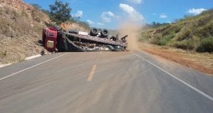 O primeiro tombamento foi no KM-351, em Fruta de Leite, e o condutor de 44 anos sofreu ferimentos leves.