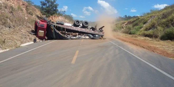 O primeiro tombamento foi no KM-351, em Fruta de Leite, e o condutor de 44 anos sofreu ferimentos leves.