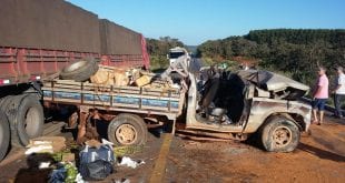 Na de hoje (06/05/2018) um homem de 55 anos morreu e duas pessoas ficaram gravemente feridas em um acidente envolvendo uma caminhonete e uma carreta na BR-365, em Claro dos Poções no Norte de Minas.