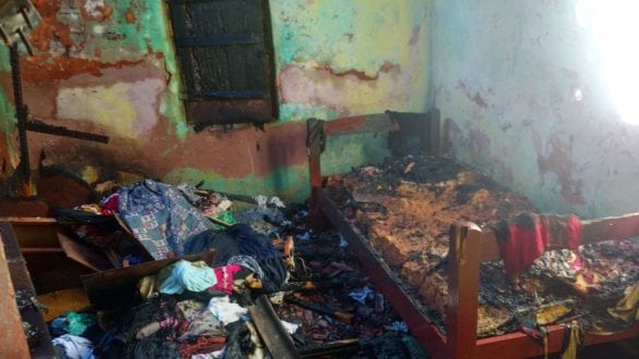 Casa pega fogo no bairro Santos Reis em Montes Claros