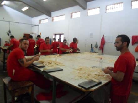 Presos de Pará de Minas produzem cerca de 40 mil cigarros de palha por mês e preparam mais de 2 milhões de palhas