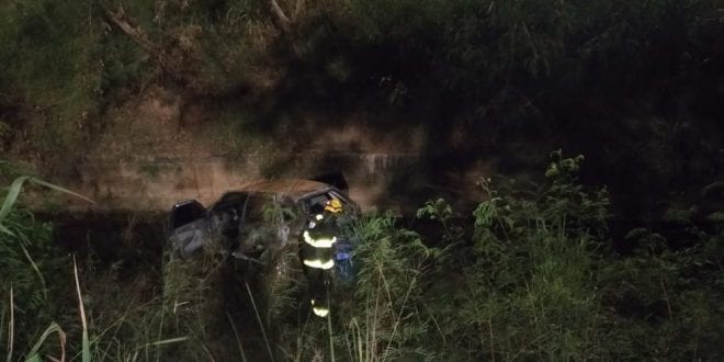 Veículo caiu no Córrego Pai João e três pessoas ficaram feridas
