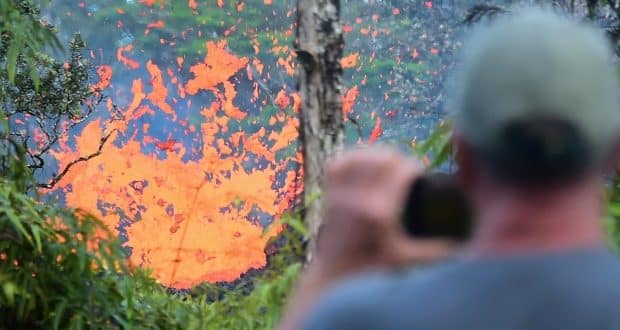 Vulcão entrou em erupção na quinta-feira e destruiu casas. Gás emitido também é extremamente perigoso