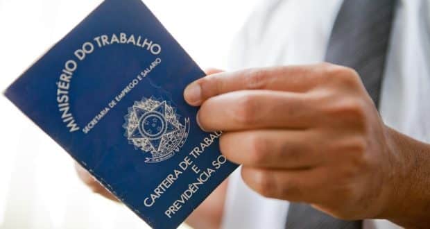 Taxa de desemprego fica em 12,9% no trimestre até abril
