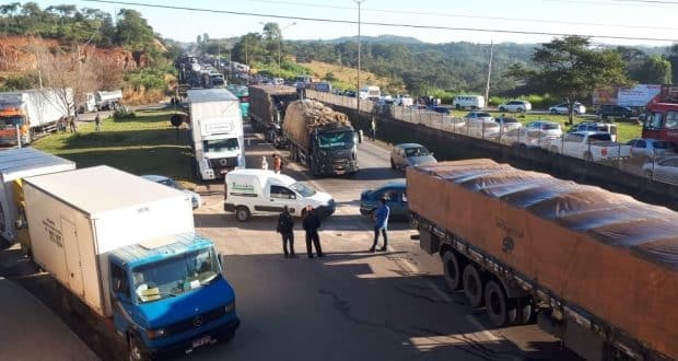 Protesto de caminhoneiros fecha trechos de rodovias em Minas Gerais