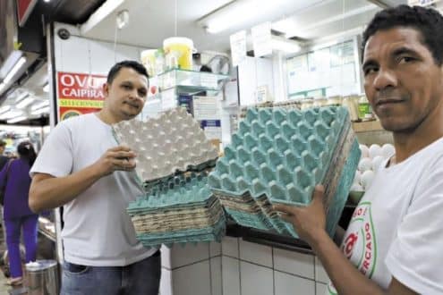 Em falta. Josimar Alves, 32, e Rogério Francisco, 45, vendedores do Mercado Central, na capital, mostram pentes de ovos vazios