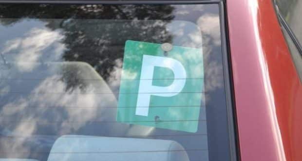 No Reino Unidos, motoristas inexperientes já são identificados com placas com a letra P
