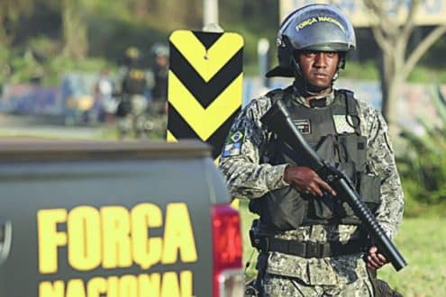 Dois ônibus da Força Nacional, várias viaturas e dezenas de agentes estavam circulando pela BR–040