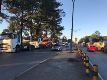 São mais de 30 pontos de pelo menos seis rodovias diferentes (040, 050, 116, 153, 251 e 262) sendo interditadas