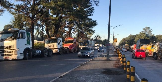 São mais de 30 pontos de pelo menos seis rodovias diferentes (040, 050, 116, 153, 251 e 262) sendo interditadas