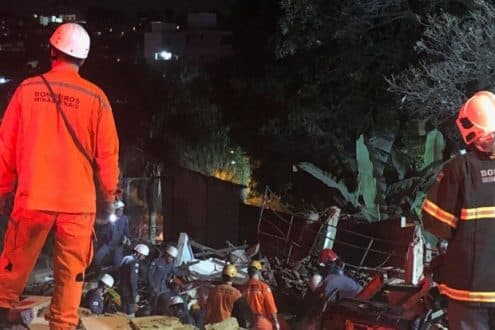 Bombeiros trabalham no resgate das vítimas de desabamento