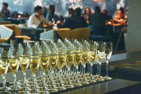 Desinibição. Especialistas explicam que a bebida alcoólica tem influência em circuitos cerebrais, reduzindo nossa ansiedade e nossa inibição diante de algumas situações
