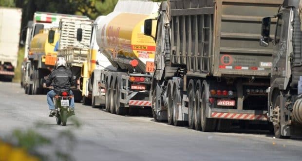 No WhatsApp, caminhoneiros dizem que greve está longe do fim