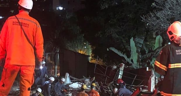 Bombeiros trabalham no resgate das vítimas de desabamento