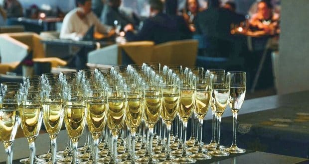 Desinibição. Especialistas explicam que a bebida alcoólica tem influência em circuitos cerebrais, reduzindo nossa ansiedade e nossa inibição diante de algumas situações
