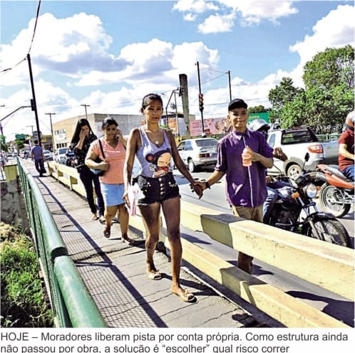 Descaso da Prefeitura de Montes Claros faz pedestre usar passarela condenada