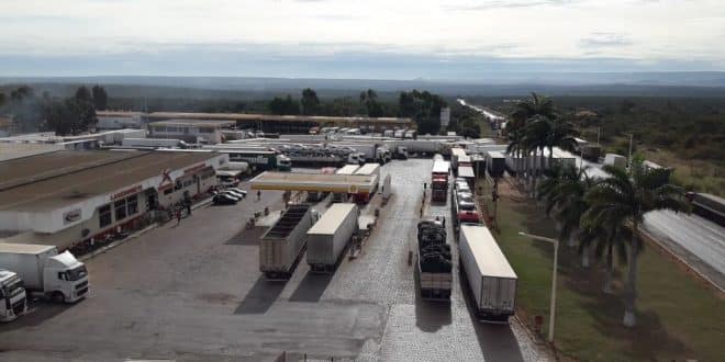 Caminhoneiros se concentram um um posto na BR-251 - Foto: José Elton Campos
