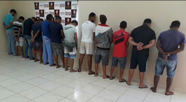 22 pessoas são presas em operação de combate ao tráfico de drogas em Taiobeiras