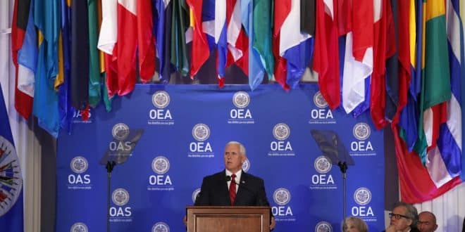 Mike Pence durante discurso na OEA em maio deste ano (Foto: Reuters/Kevin Lamarque)