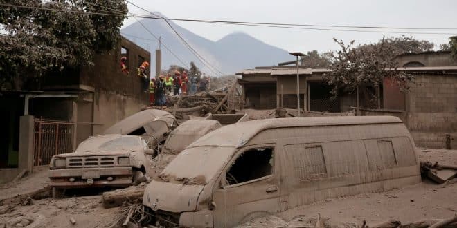 Resgatistas procuram por sobreviventes ou mortos na localidade de San Miguel Los Lotes, na Guatemala, após a erupção do Vulcão de fogo (Foto: Reuters/Luis Echeverria )